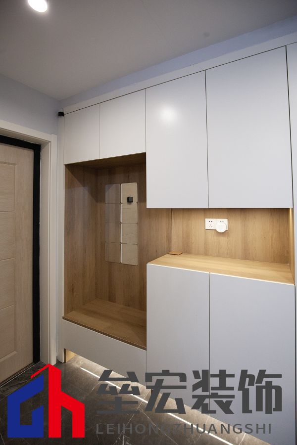 白色、木色與黑色演繹同一空間下的不同格調(diào)！