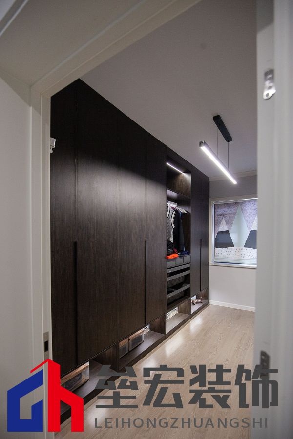 白色、木色與黑色演繹同一空間下的不同格調(diào)！