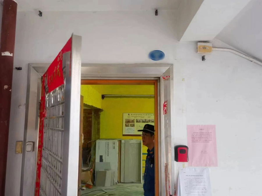 嘉蓮中隊執(zhí)法人員發(fā)現(xiàn)在禁止時段內(nèi)，存在室內(nèi)裝修擾民行為。思明城管局供圖