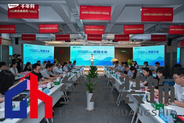 一群人站在桌子邊 AI 生成的內(nèi)容可能不正確。