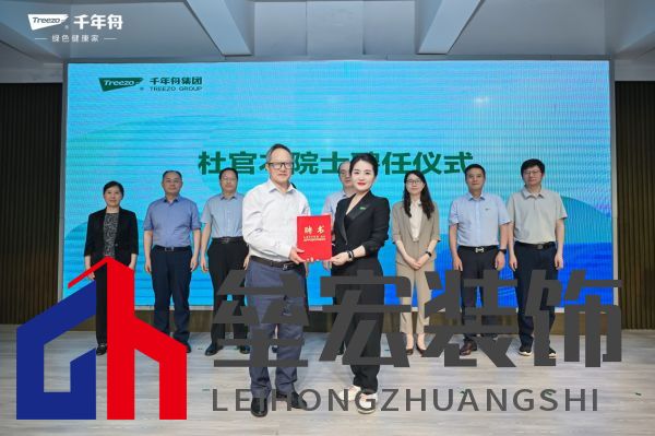 一群人站在屏幕前面 AI 生成的內(nèi)容可能不正確。